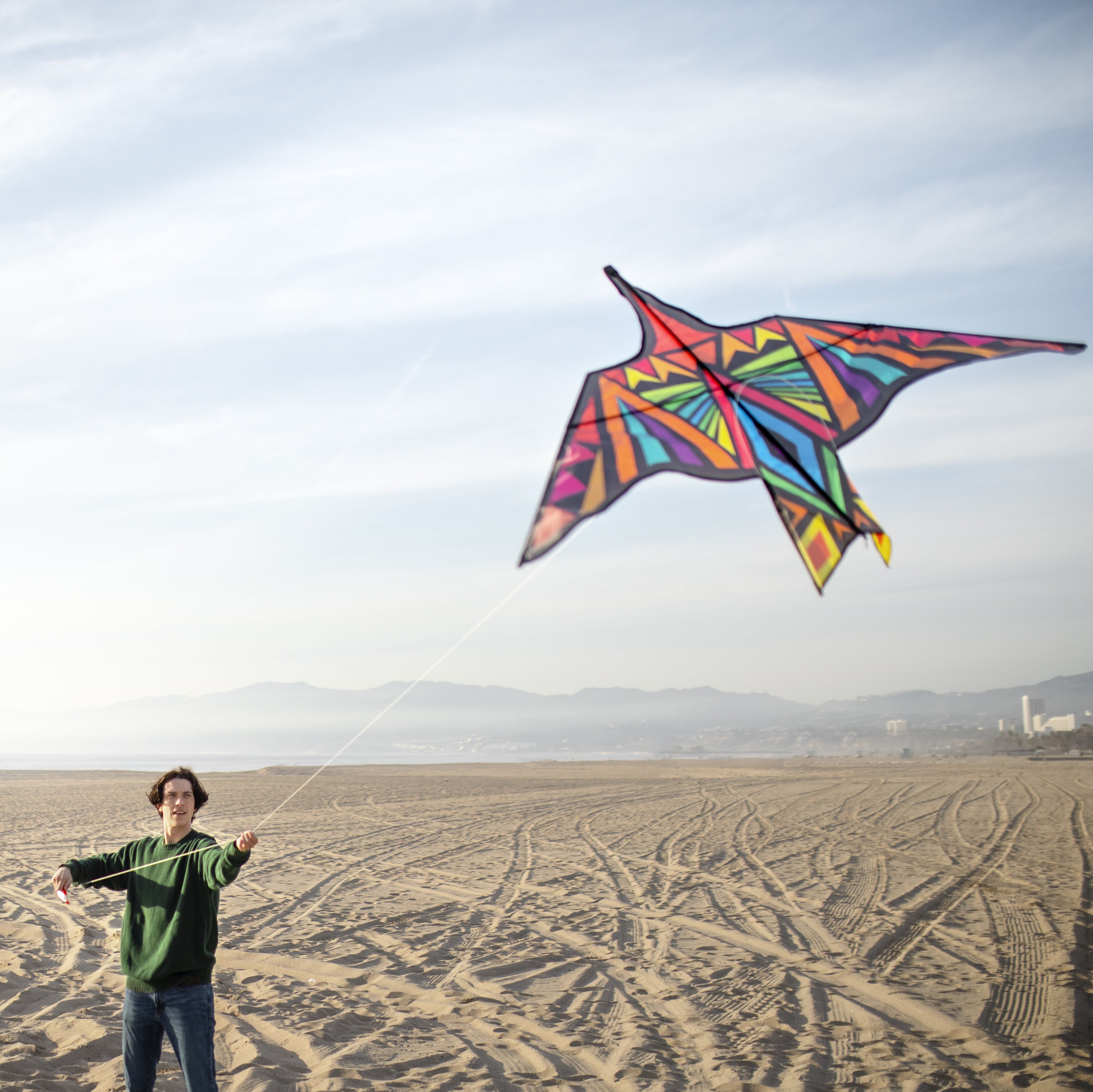 Upcyclingprojekt- Warum fliegt ein Drache? junger Mann mit Flugdrachen