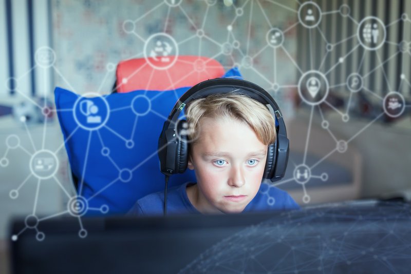 Junge recherchiert im Internet