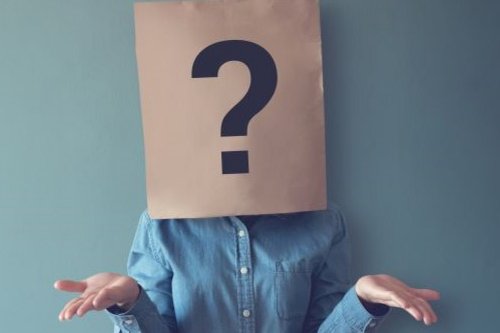 Zu den FAQ der Selbstlernkurse Mensch hat eine Tüte mit einem Fragezeichen über den Kopf gesteckt
