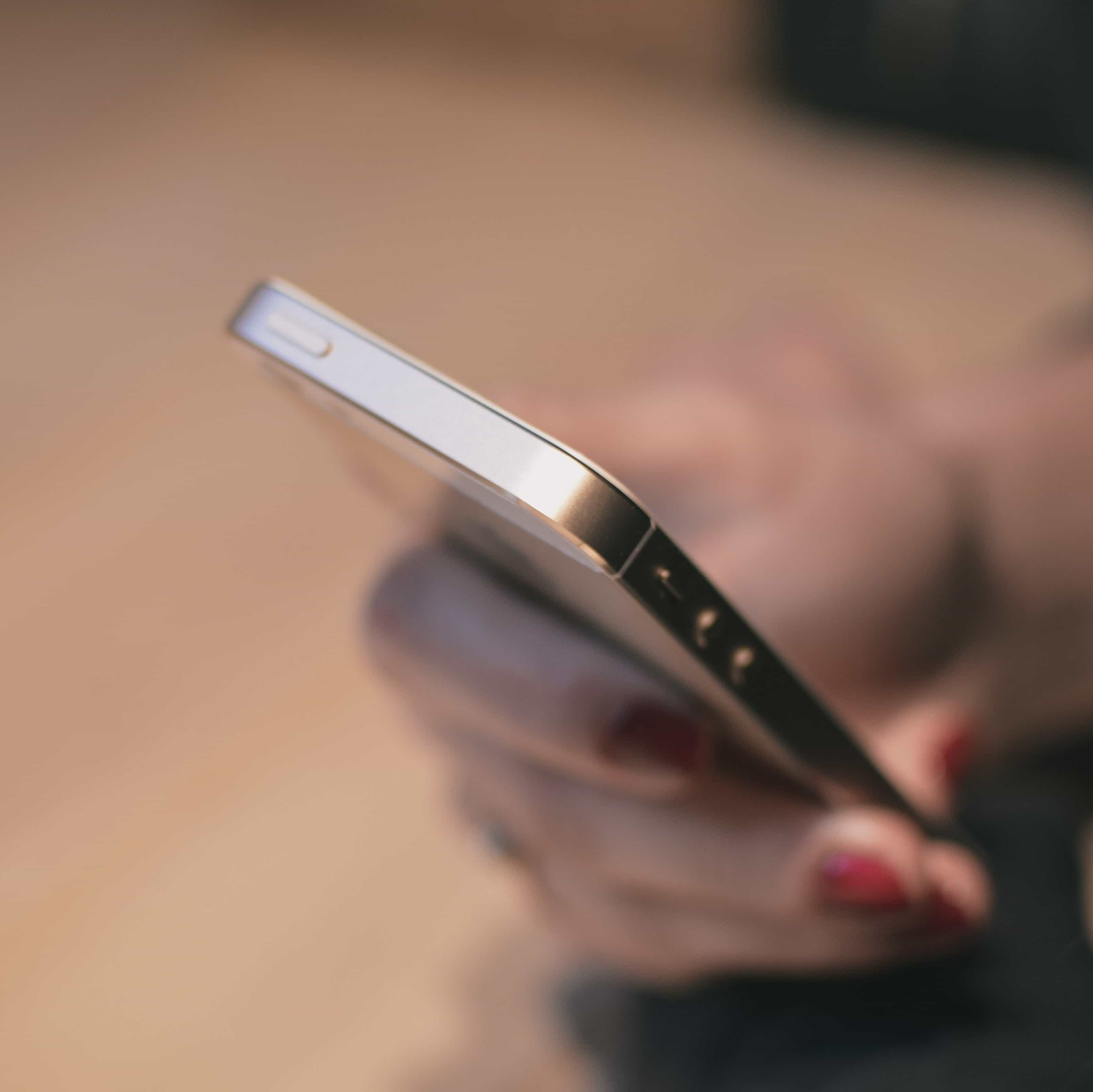 Hand mit Smartphone