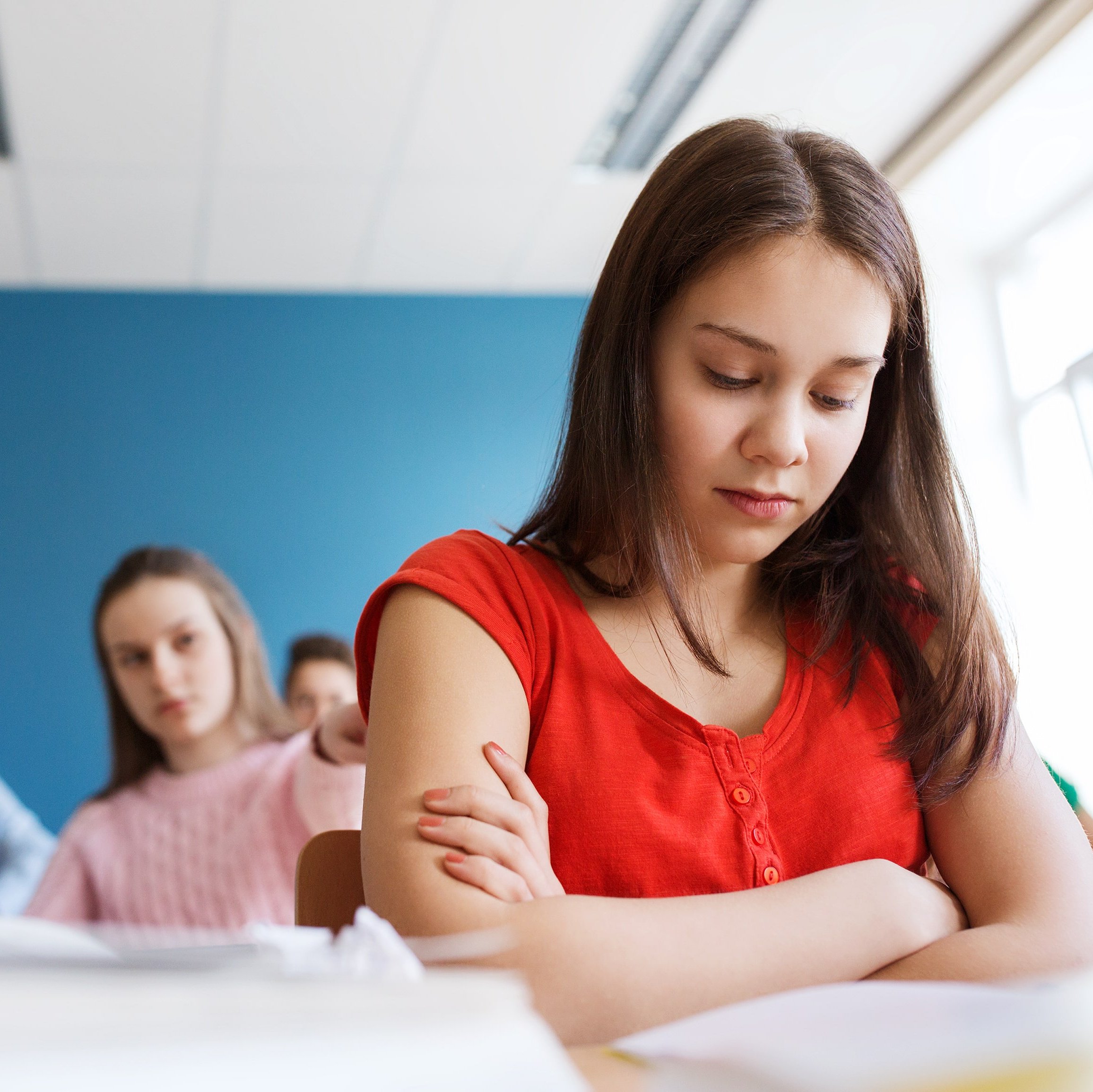 Unterrichtseinheit zum Thema Konflikte im Alltag bewältigen Mädchen wird in der Schule gemobbt