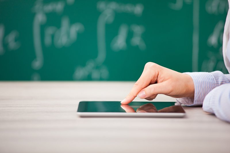 Finger tippt auf Handy