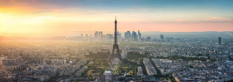 Eine Luftaufnahme von Paris auf der der Eiffelturm zu sehen ist.