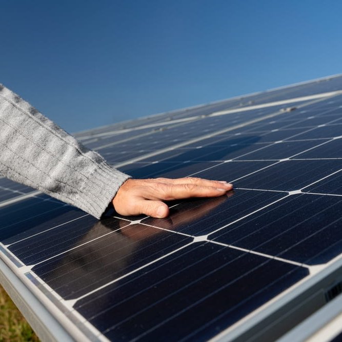 Unterrichtsmaterial Energie-Rallye Hand auf Solarzelle