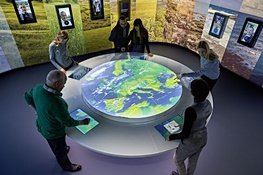 Menschen arbeiten an einer digitalen Weltkarte