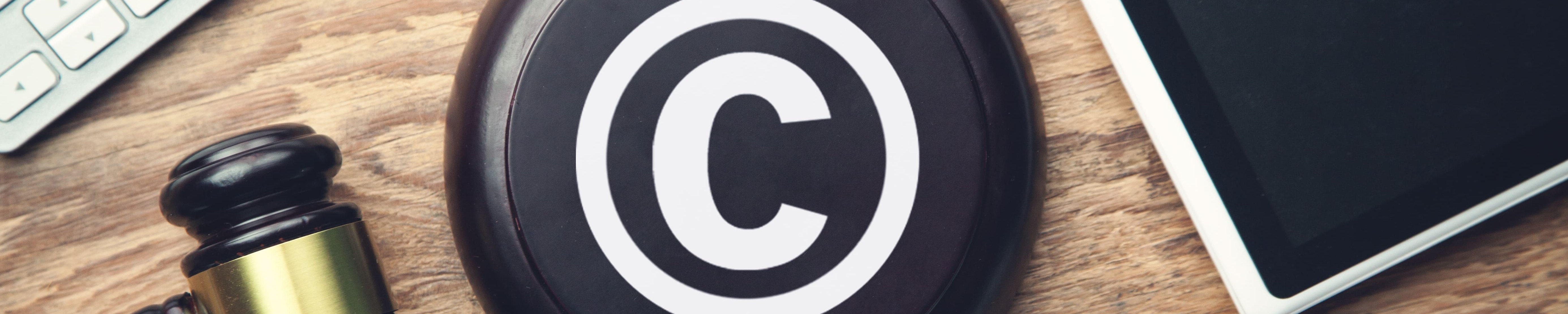 Dossier mit Unterrichtsmaterialien zum Thema Urheberrecht in Schule und Unterricht Zeichn Copyright Urheberrecht neben technischen Geräten und Gerichtshammer