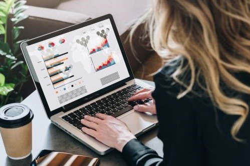 Mehr Infos zu den digitalen Selbstlernkursen Frau arbeitet an einem Laptop