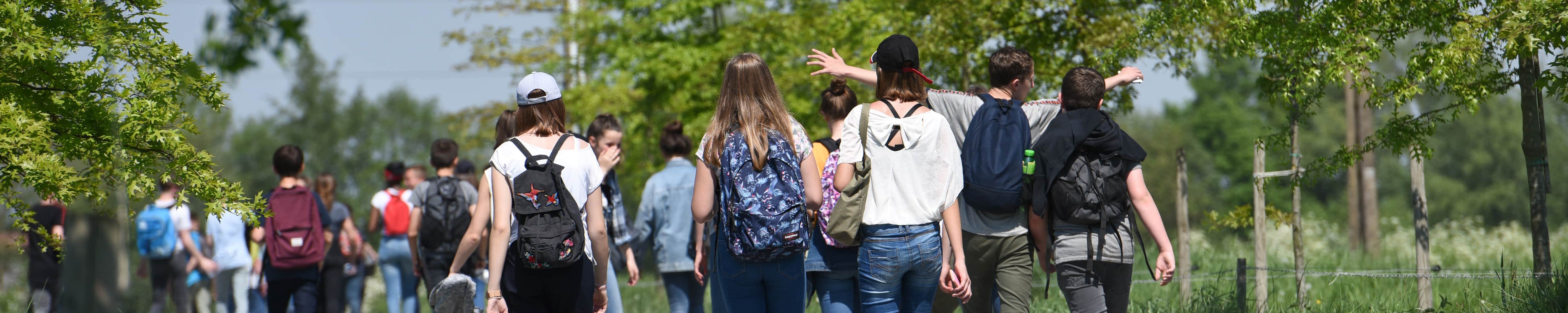Doessier zu Klassenfahrten und Wandertage Klasse bei einer Wanderung