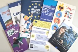 Frau im europäischen Parlament am Mikrofon