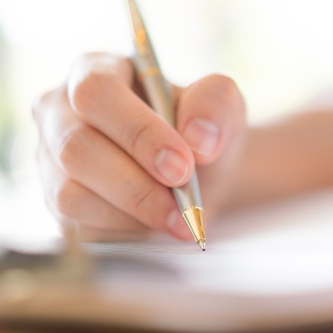 Unterrichtseinheit It’s all about words – how to write a dictation Eine schreibende Hand