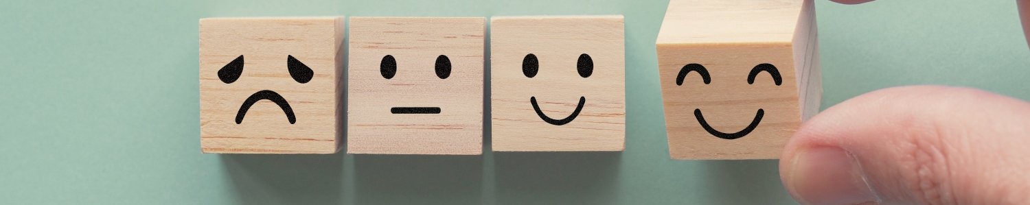 Dossier: Gewalt in der Schule Holzwürfel auf die Smileys mit verschiedenen Stimmungen gemalt sind