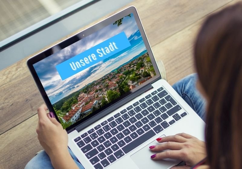 "Unsere Stadt" Computer mit Präsentation