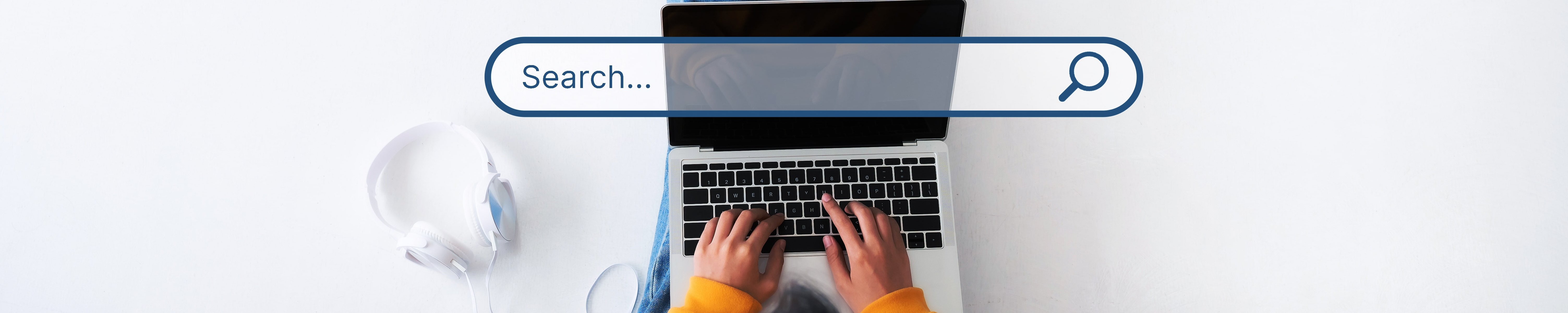 Dossier zu Recherchieren im Unterricht Frau recherchiert am Laptop