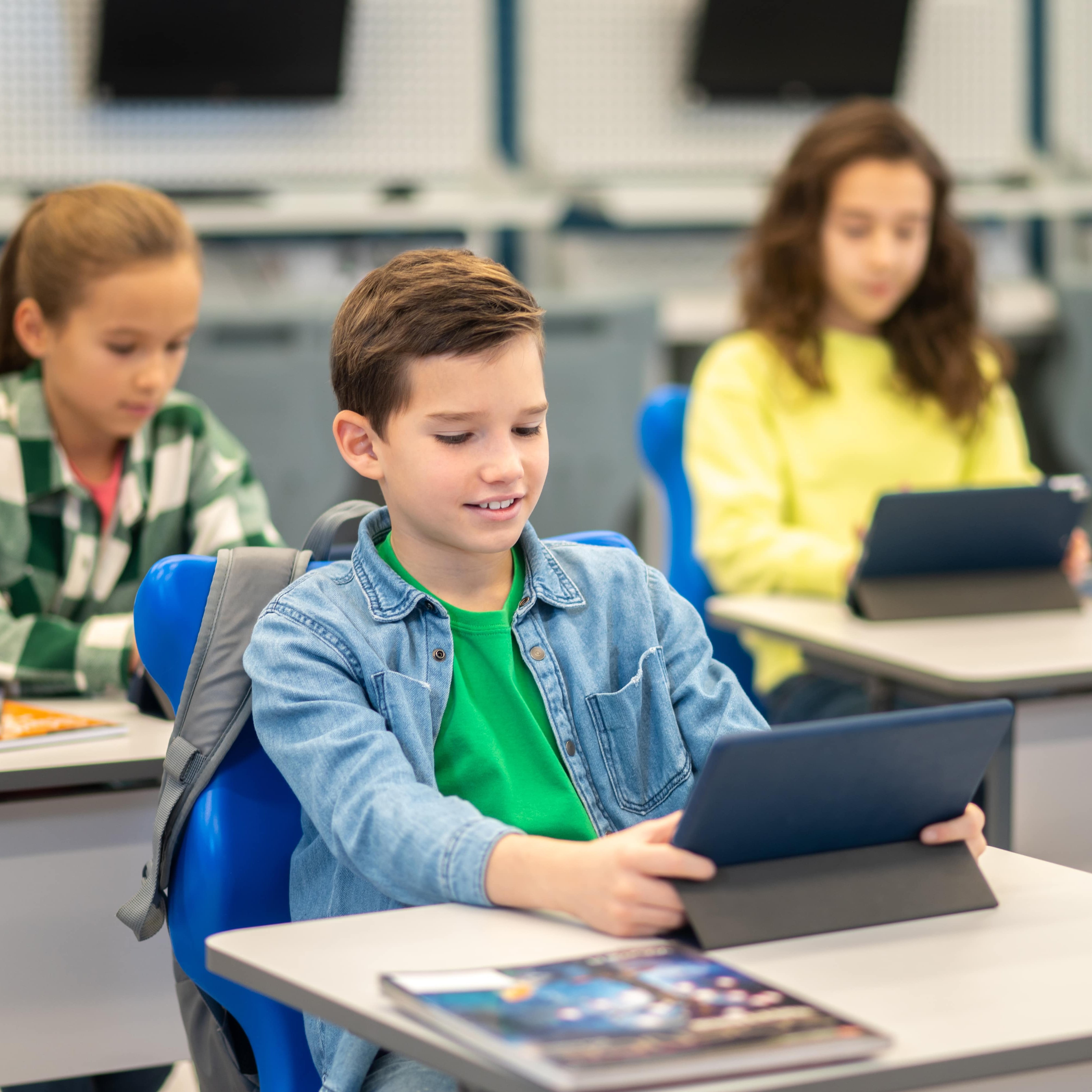 Fachartikel zum Thema KI Junge am Tablet