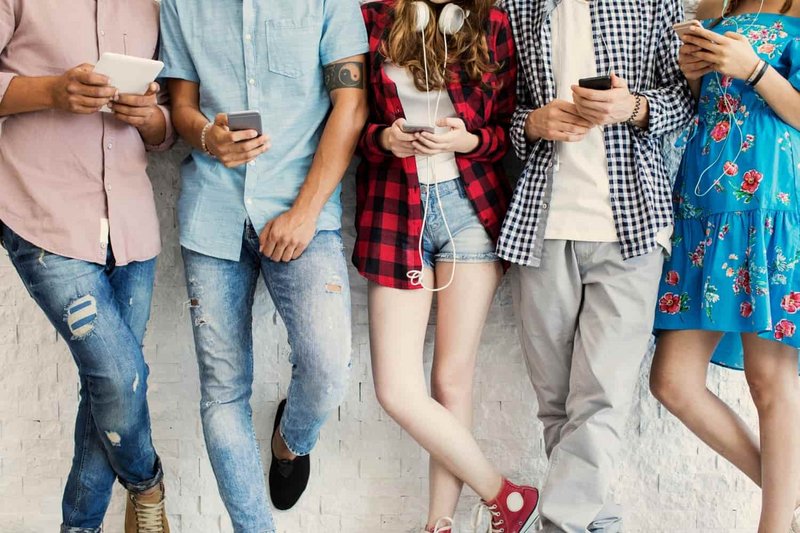Jugendliche am Smartphone