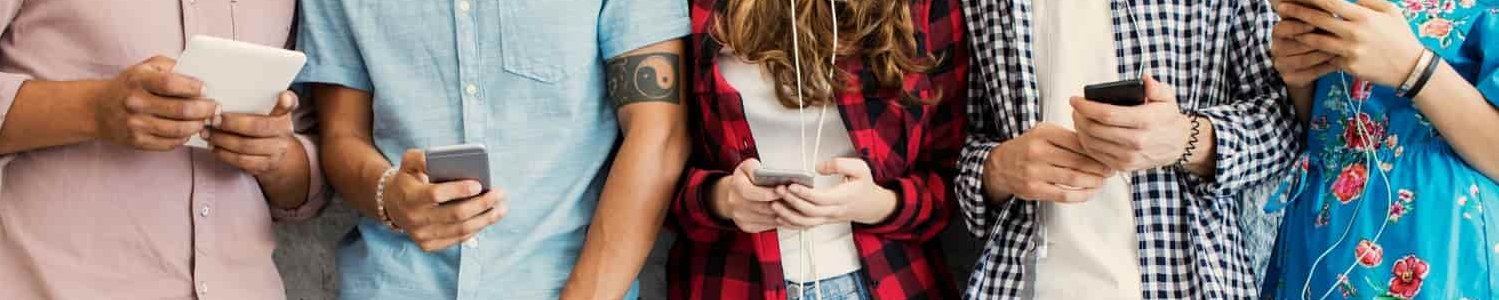 Dossier zu Smartphones und Tablets im Unterricht Jugendliche mit Smarthones in der Hand