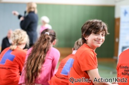 Kinder sitzen auf einer Bank