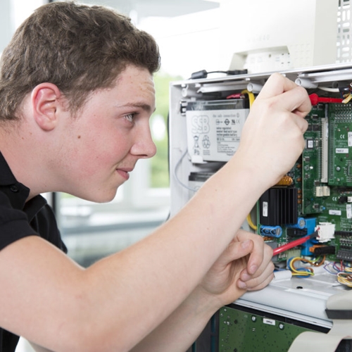 Junger Elektrotechniker an der Arbeit