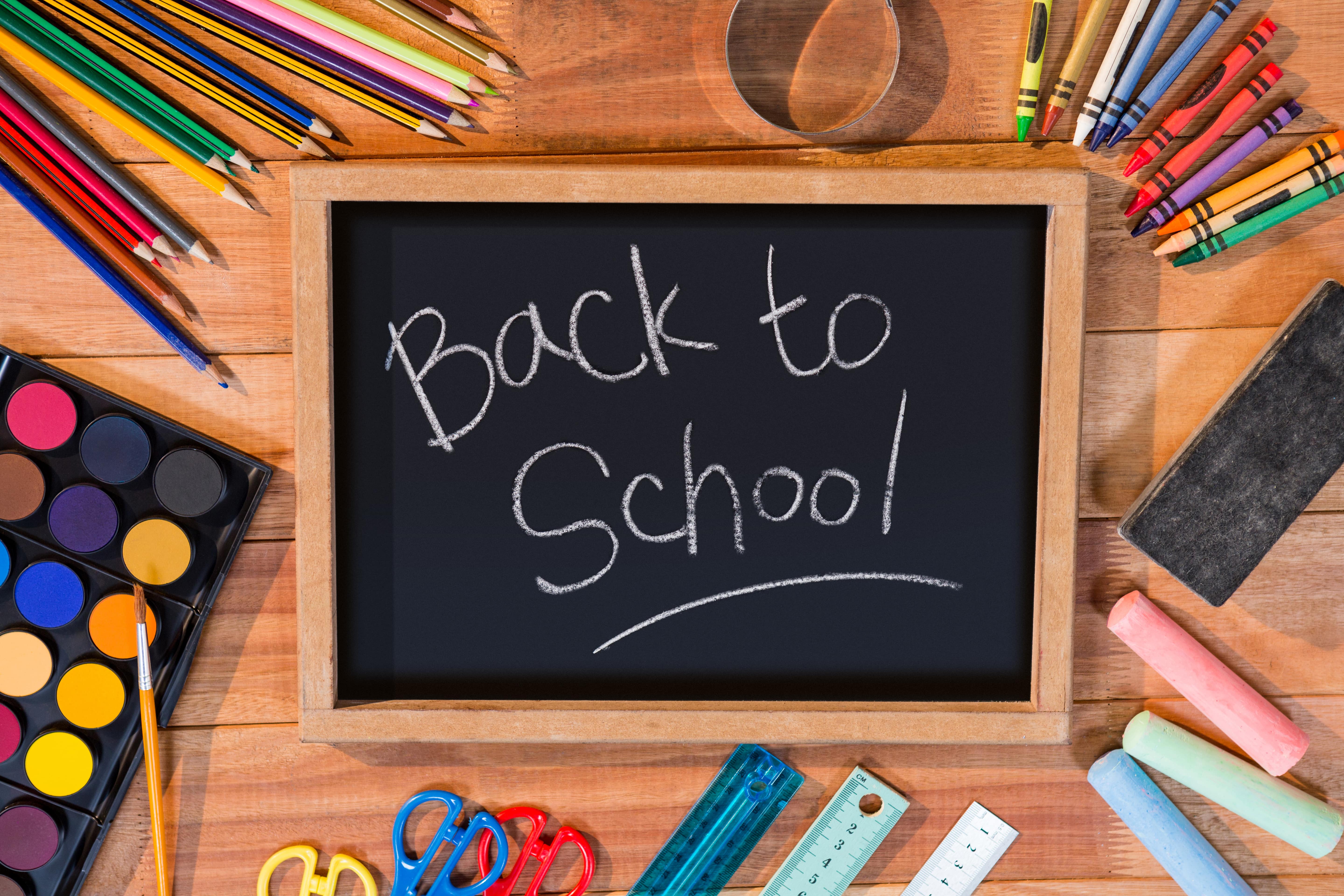 Tafel mit der Aufschrift "Back to school"