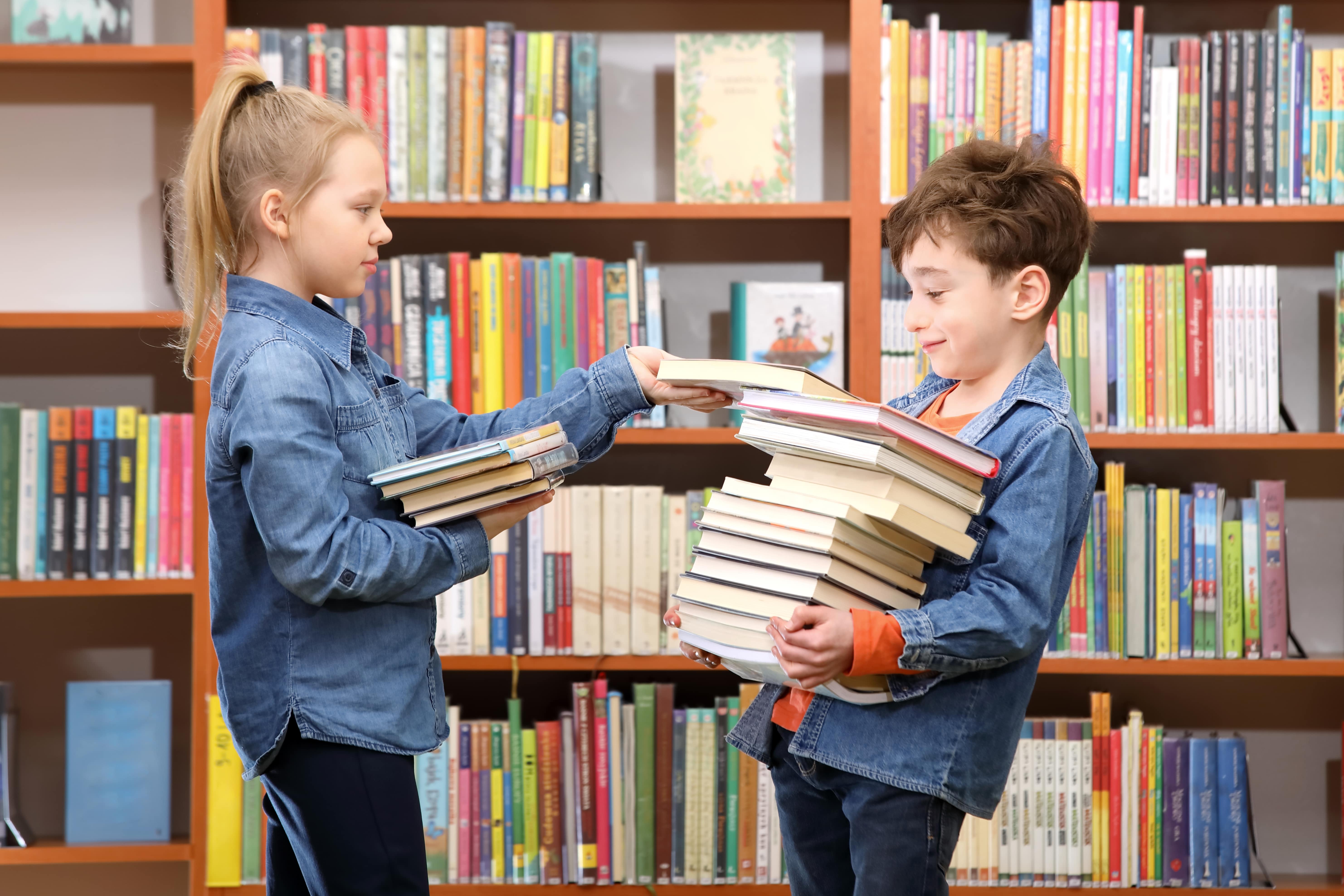 Kinder in einer Bibliothek