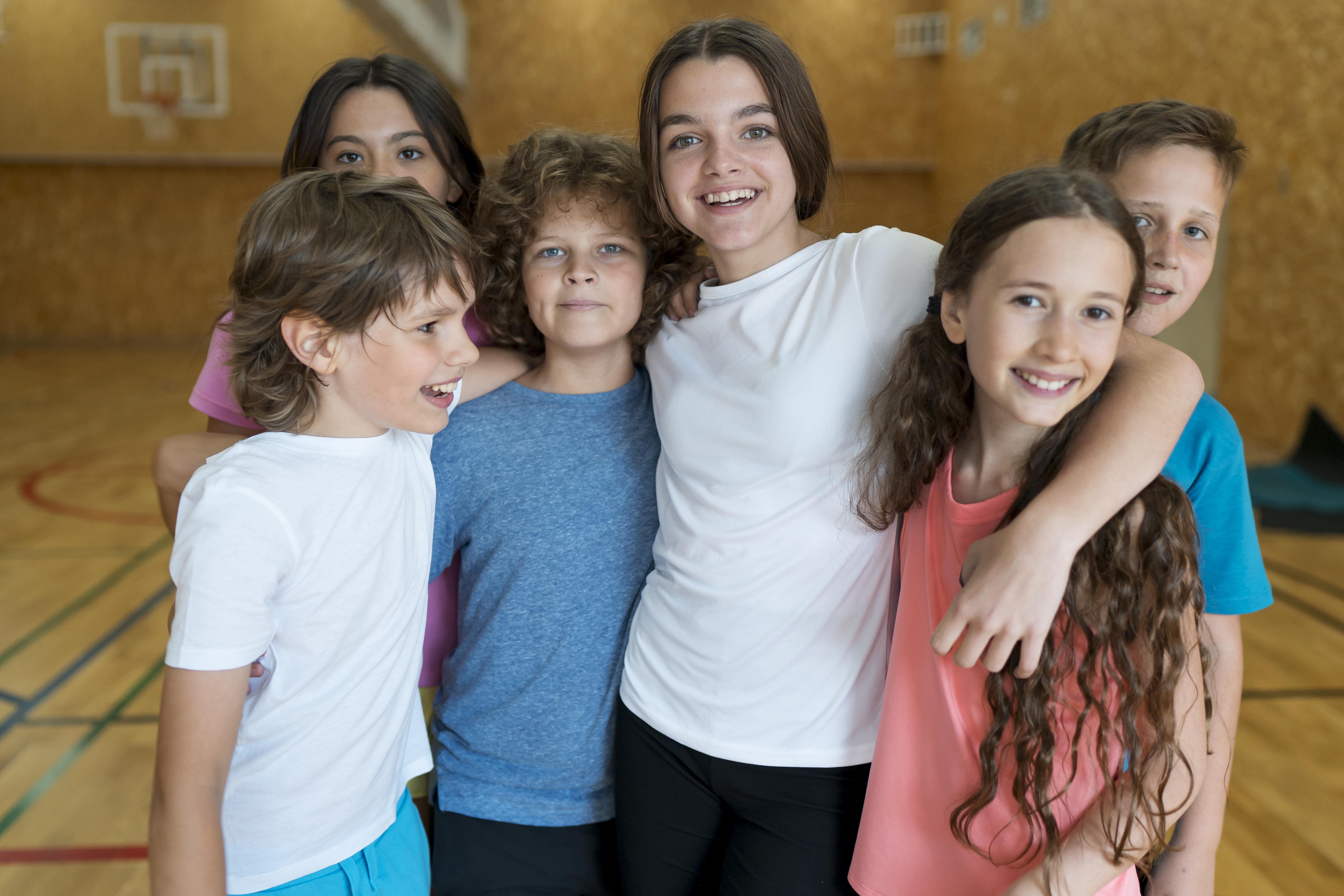 Schülerinnen und Schüler in der Turnhalle