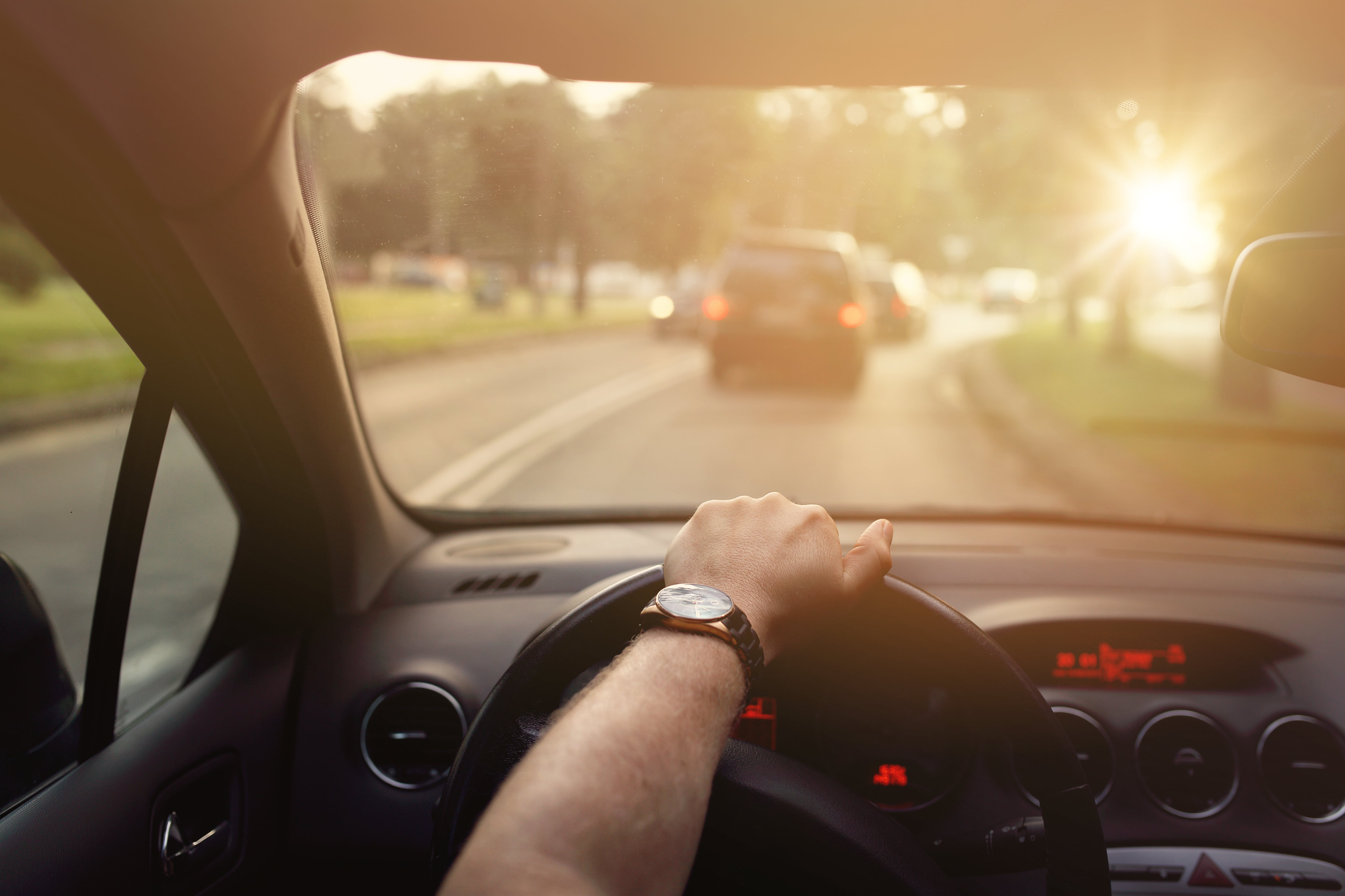 Person hinter dem Steuer im Auto