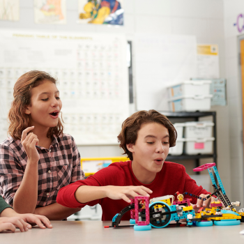 Eine Schülerin und ein Schüler die mit Lego arbeiten