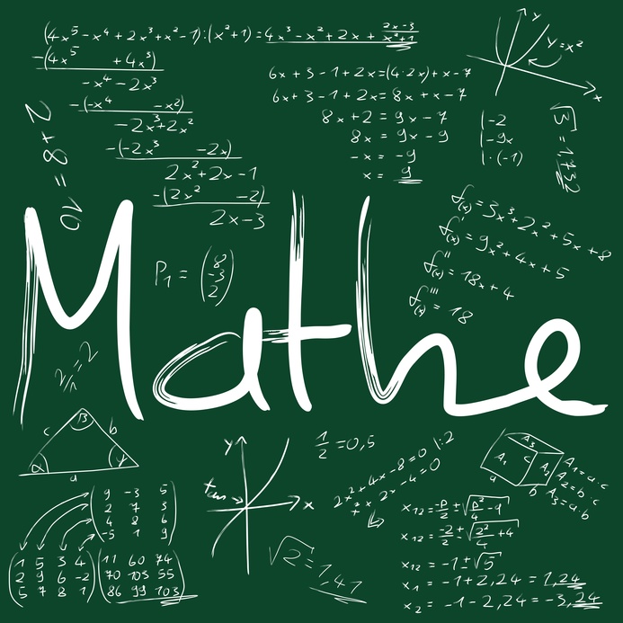 Mathe und Formeln auf einer grünen Tafel