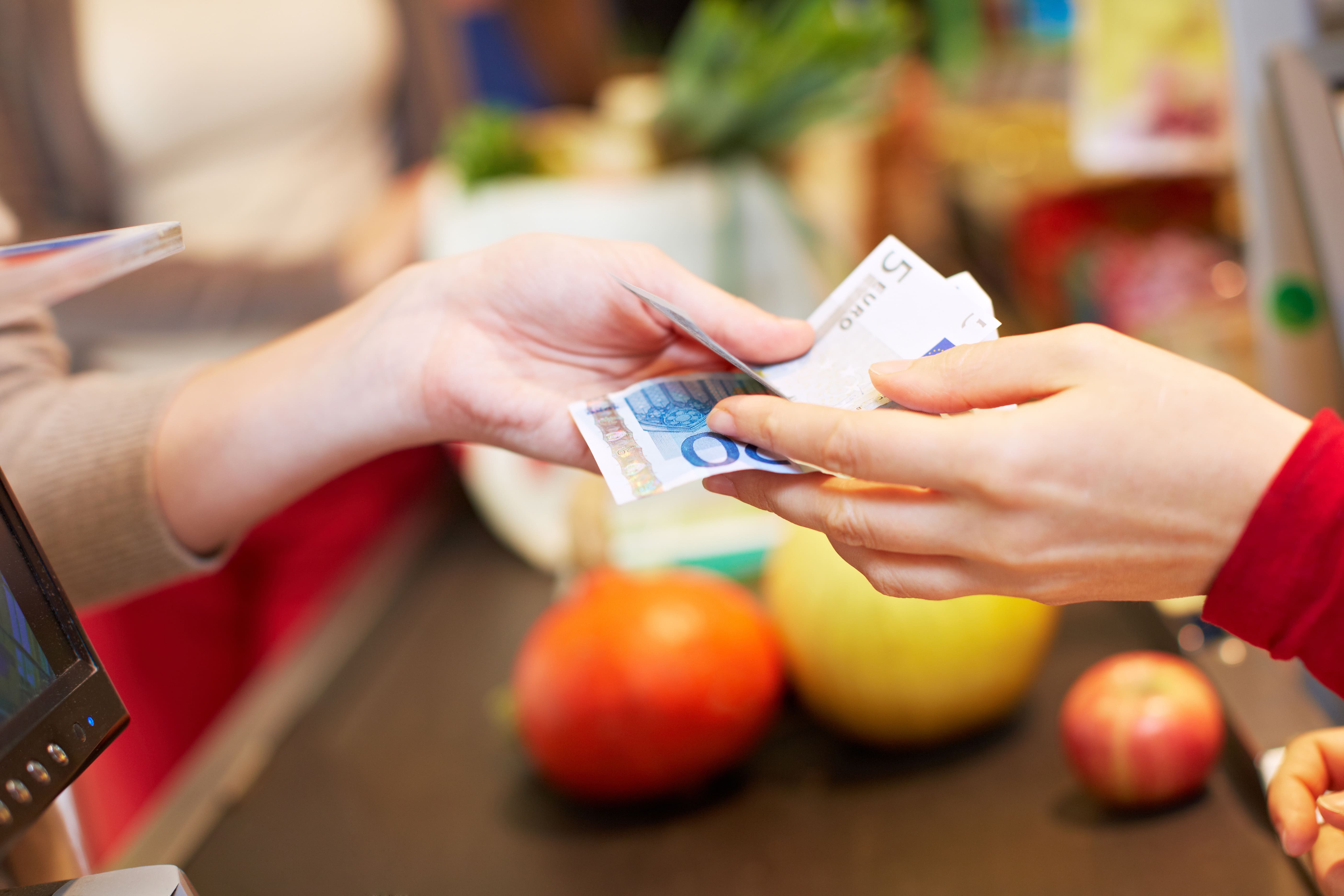 Einkaufen mit Bargeld im Supermarkt