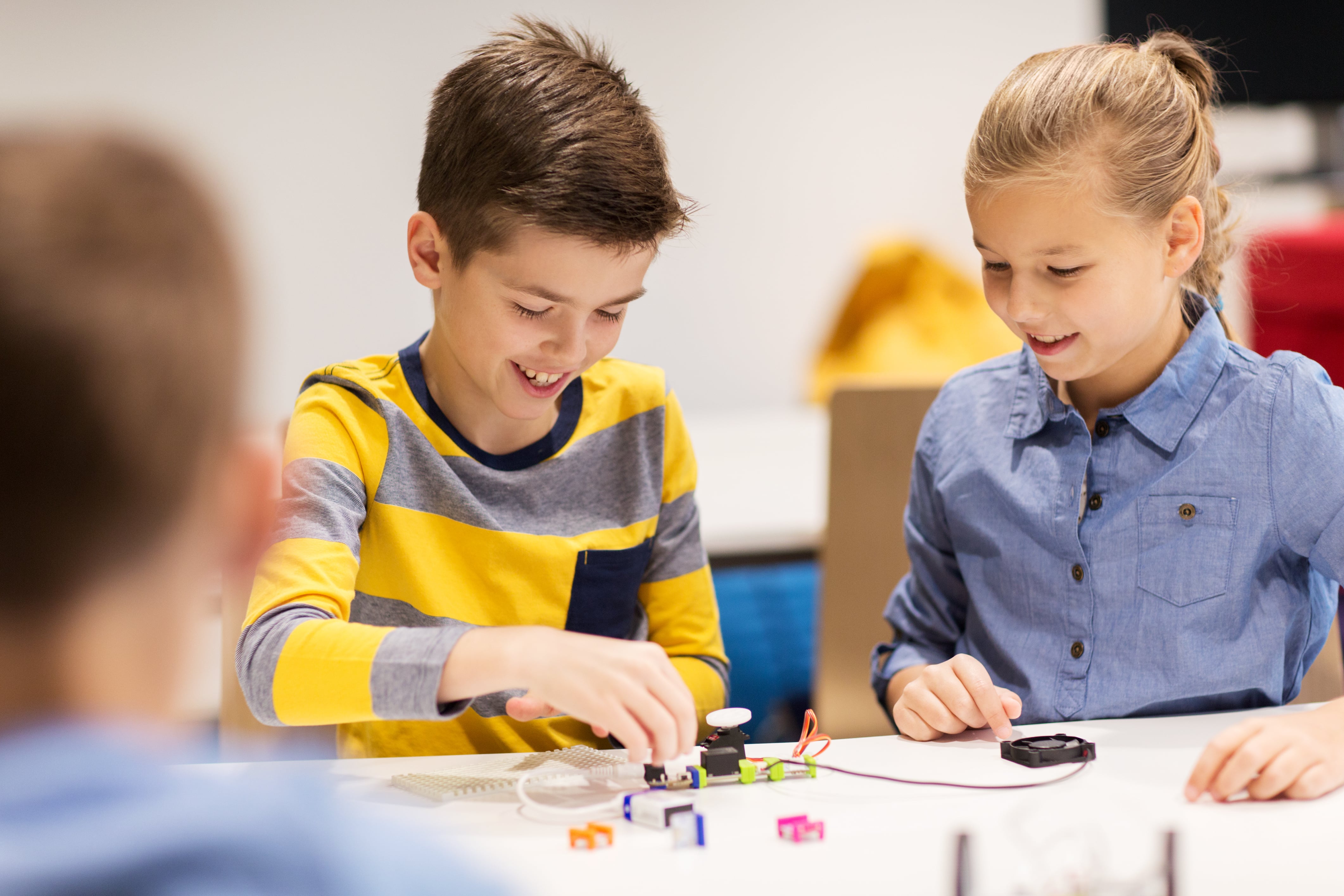 Kinder arbeiten mit einem Miniroboter