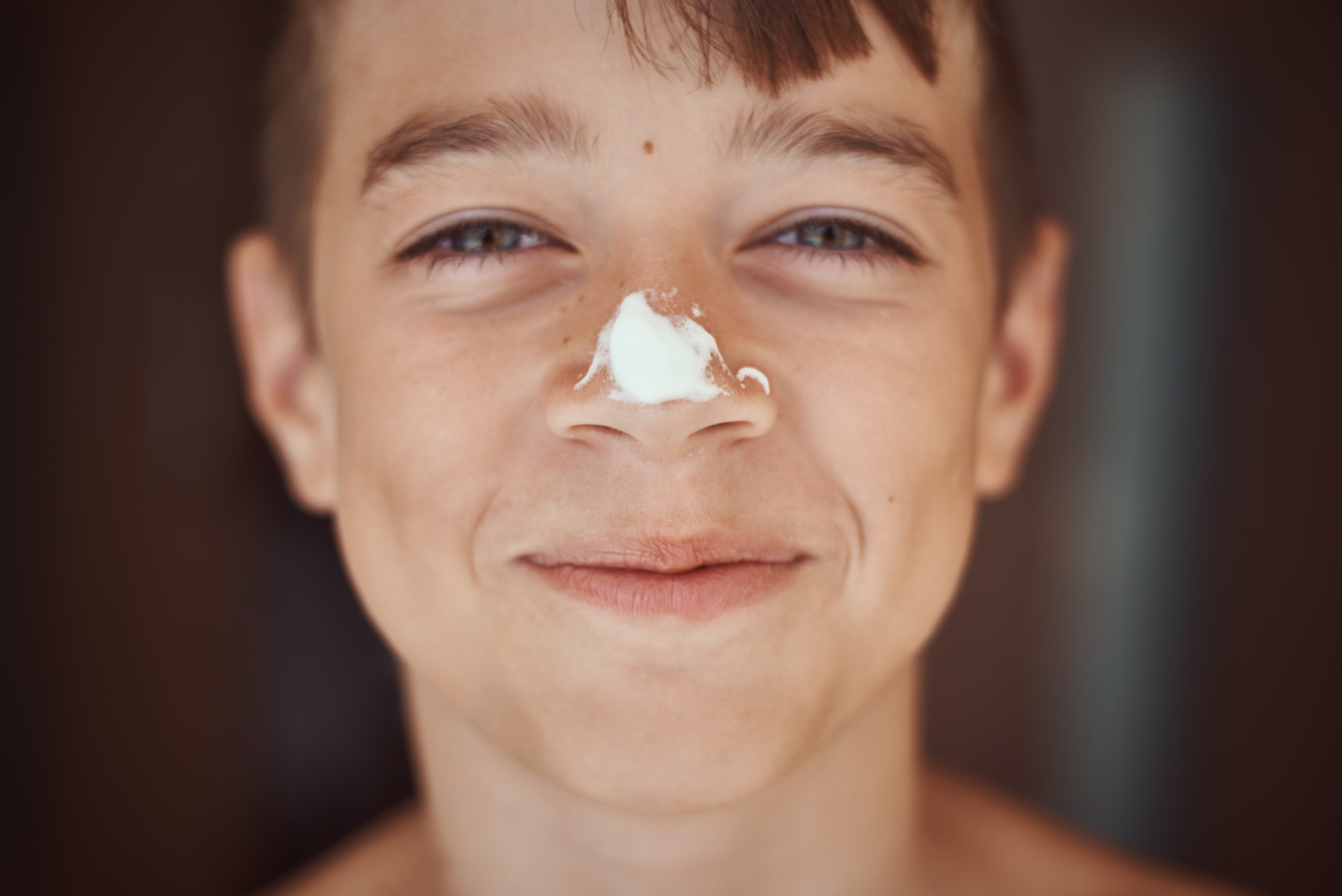 Junge mit einem Kleks Sonnencreme auf der Nase