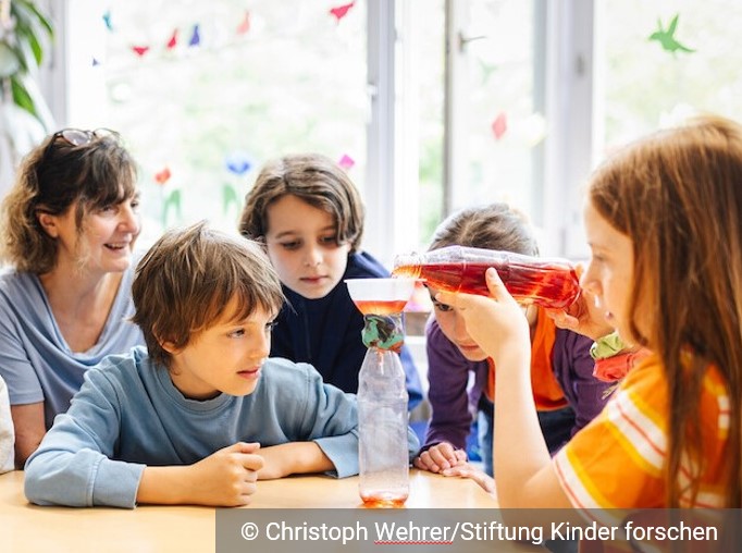 Kinder experimentieren im Unterricht