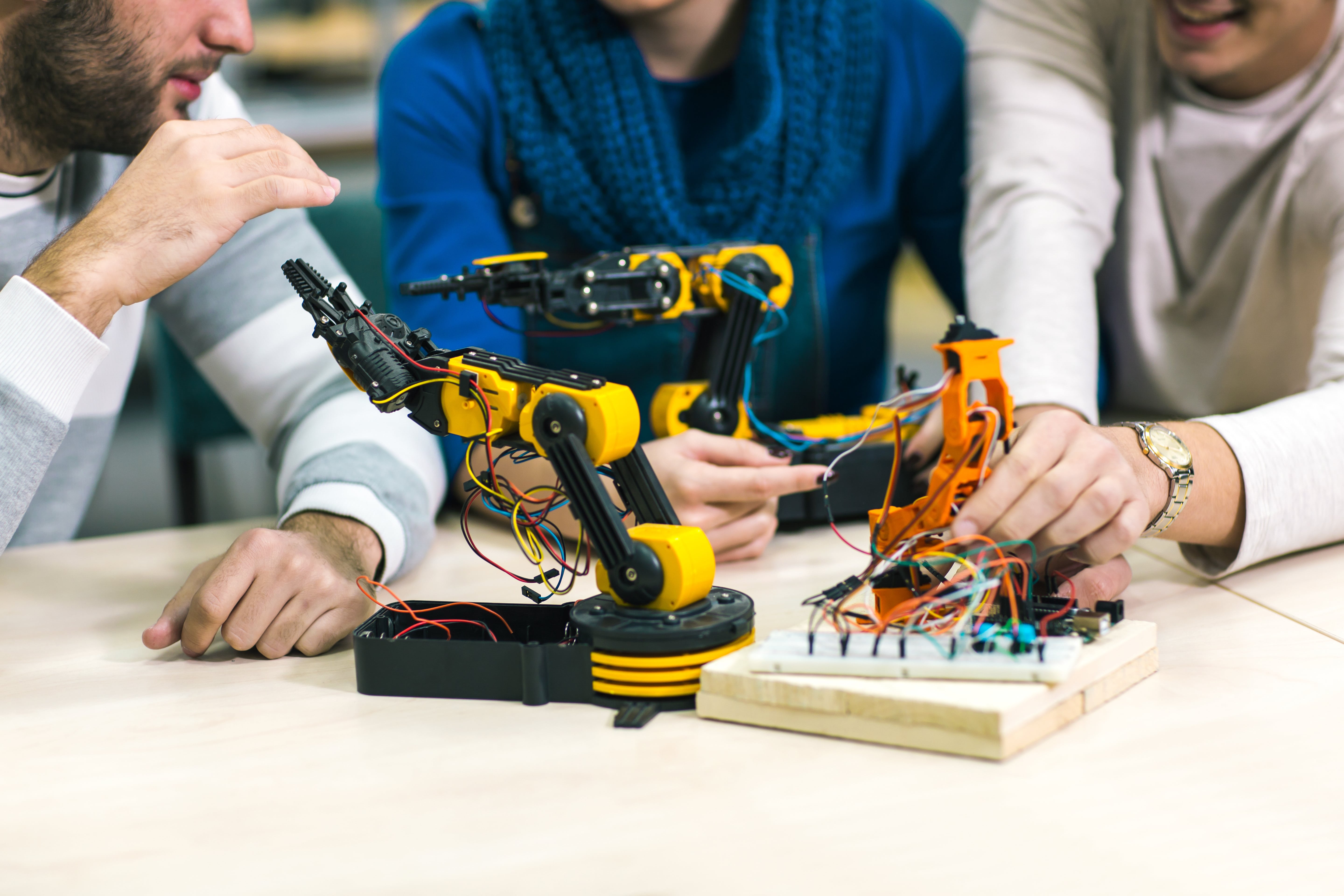 Schüler arbeiten mit einem Roboter