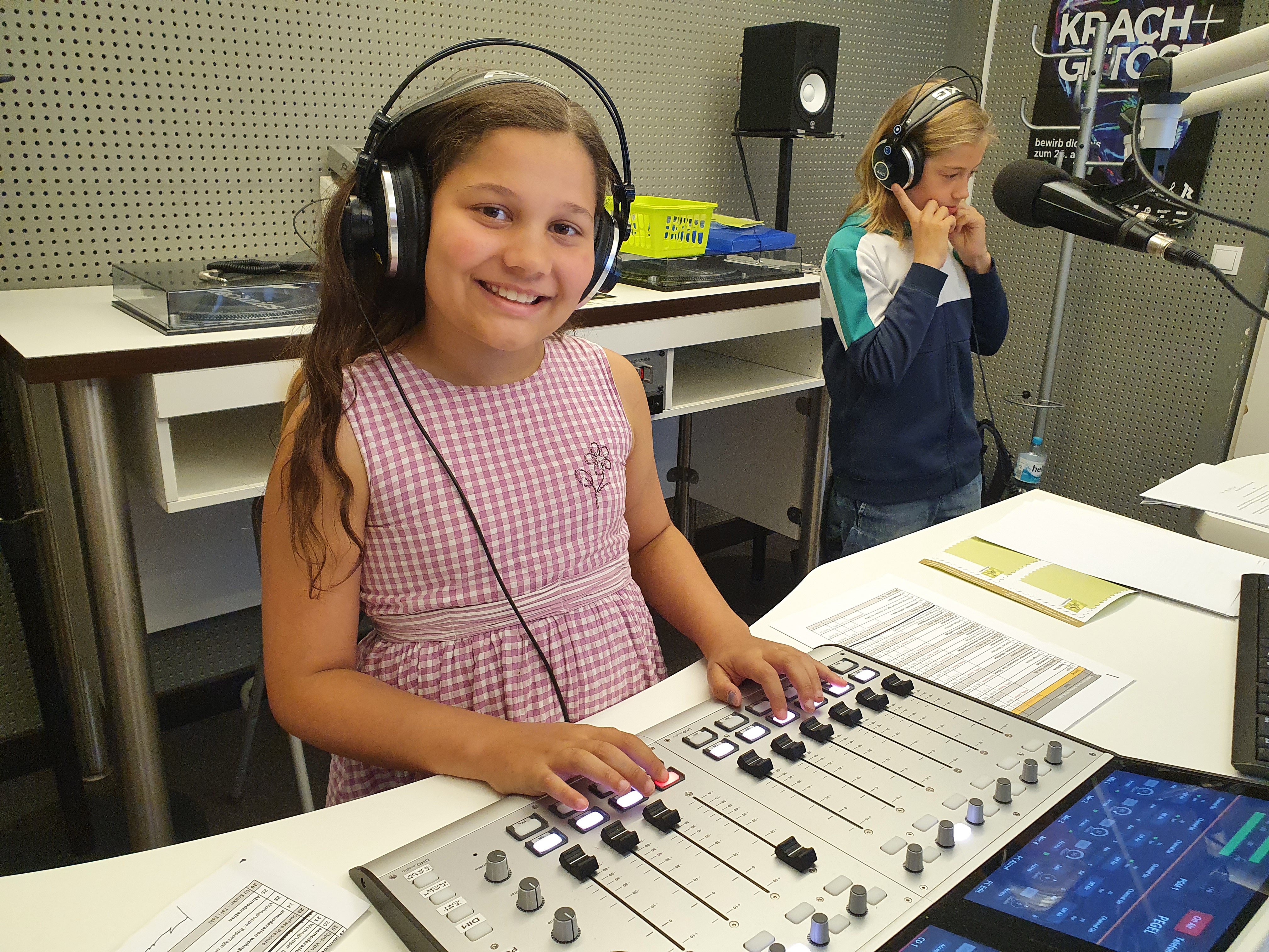 Radiofüchse bei der Aufnahme im Radiostudio