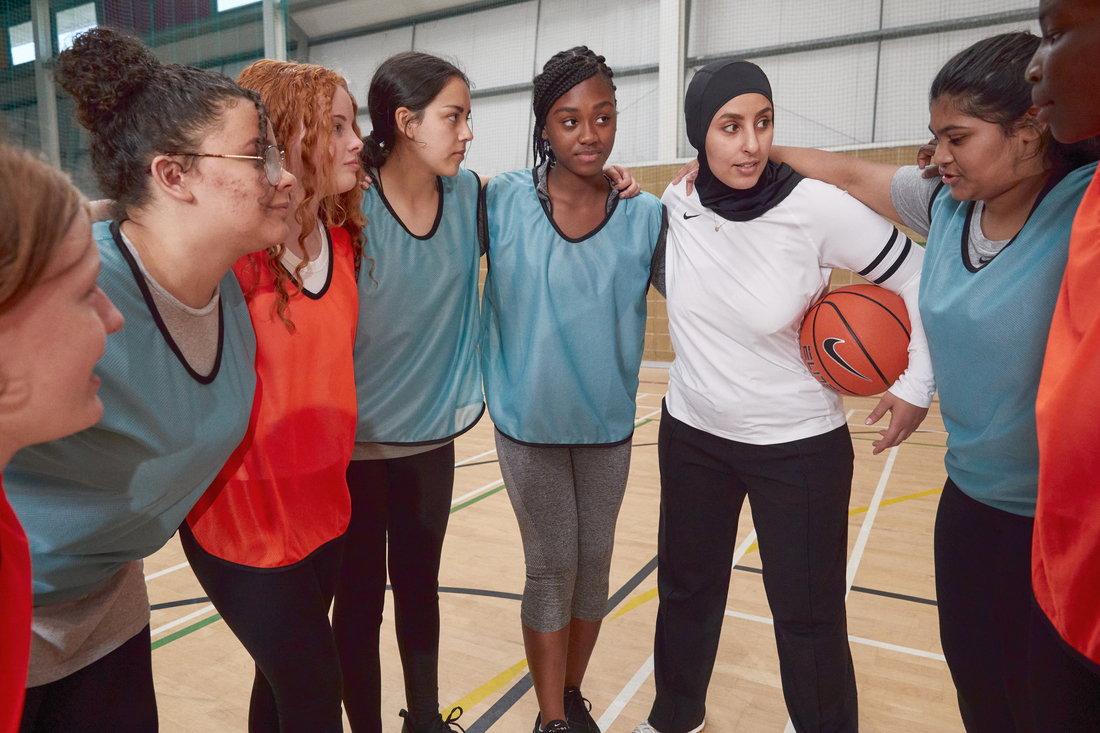 Junge Frauen auf dem Basketball Court
