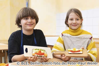 Kinder präsentieren essen