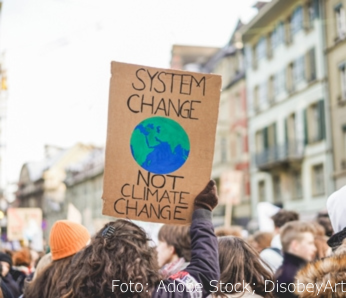 Frau hält Plakat bei Klimastreik