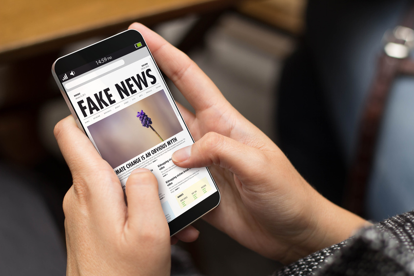 Smartphone mit Fake News